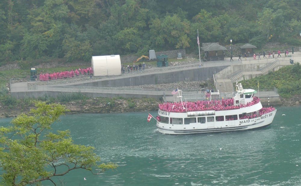 Promenade en bateau au pied des chutes de Niagara..;