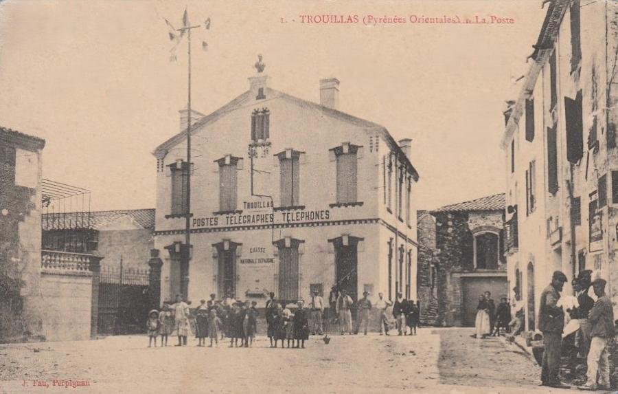 Peut être une image de 6 personnes et texte qui dit ’TROUILLAS (Pyrénées Orientalest...La nLa Poste 電意魔莓克 MILLI TRQUILLAS MLI POSTES TELECRAPHES TEECRAPHES.TELEPHONES TELEPHONES CAISSE Fauy Perpiguan TO በግውለ. ю hesn’