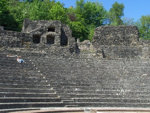 Escalier-dans-le-theatre-romain.jpg