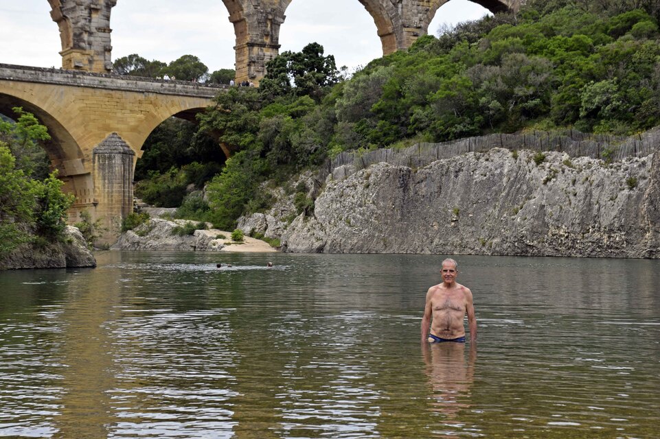 Baignade dans le Gardon au Pont du Gard