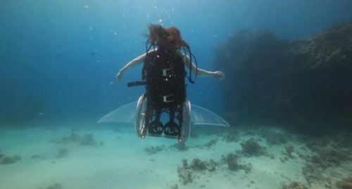Handicapée se déplace sous la mer en fauteuil roulant