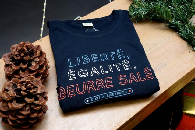Un tee-shirt qui fait partie des meilleures ventes. « Tissage de l’Ouest », c’est la nouvelle entreprise d’À l’Aise Breizh.
