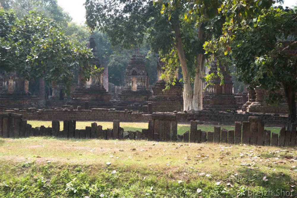 Wat Chedi Chet Thaeo, Si Satchanalai - Les murs d'enceinte