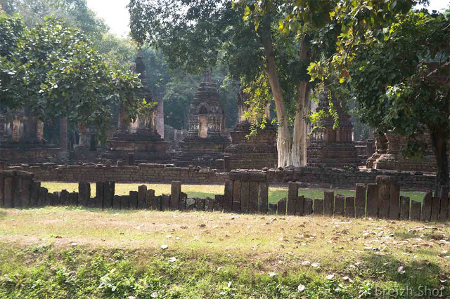 Wat Chedi Chet Thaeo, Si Satchanalai - Les murs d'enceinte Wat Chedi Chet Thaeo, Si Satchanalai - Les murs d'enceinte