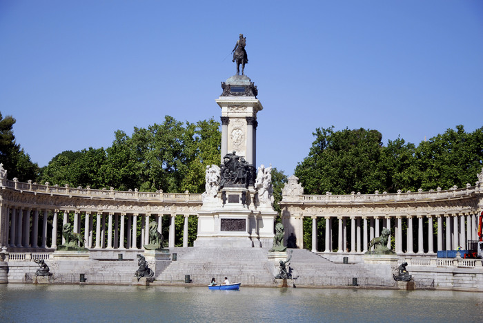 Castilla - Madrid - Parc du Buen Retiro - Le bassin et la statue d'Alfonso Xll
