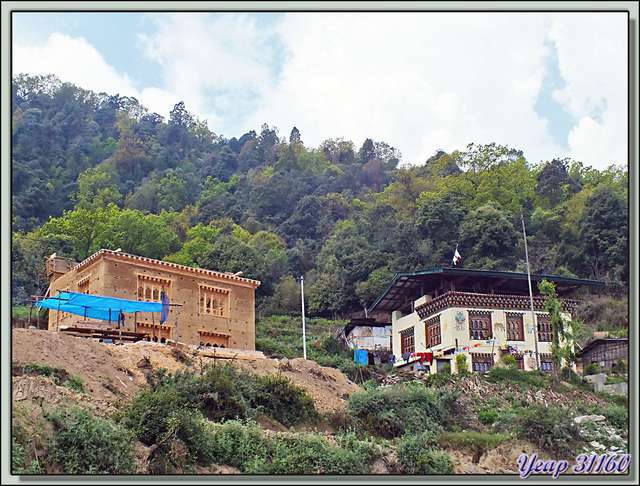 Blog de images-du-pays-des-ours : Images du Pays des Ours (et d'ailleurs ...), Maison traditionnelle et maison en pisé en cours de construction - Descente du Dochula - Bhoutan