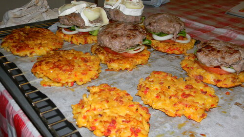 Hamburger à base de coquillettes, recette à l'italienne, tomate, parmesan, roquette...