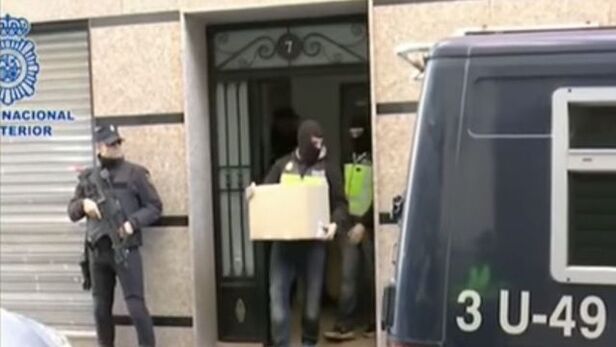 Capture d'écran d'une vidéo du ministre espagnol de l'Intérieur, montrant le démantèlement d'un réseau qui envoyait des armes et du matériel militaire aux organisations djihadistes sous couvert d'aide humanitaire, depuis l'Espagne.