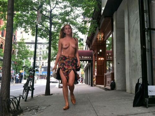 Scout LaRue Willis seins nus à New York pour lutter contre la censure sur Instagram