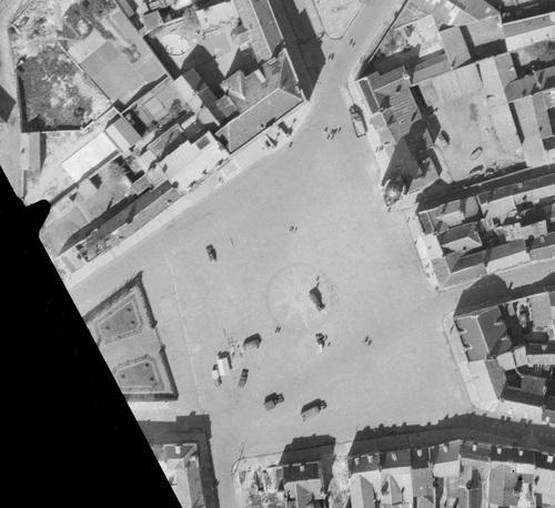 Gravelines - Centre-ville en 1948, grand'place, beffroi et hôtel de ville (remonterletemps.ign.fr)