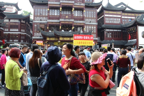 É Shanghaï, dans la vieille ville chinoise : beaucoup de monde