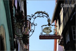 Enseigne de magasin à Riquewihr Haut-Rhin Alsace