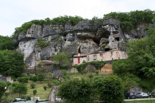 La Maison Forte est classée monument historique. La façade est du 14ème siècle et l’ouverture des fenêtres du 16ème siècle.