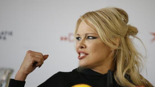 Le gros coup de gueule de Pamela Anderson après les nombreux dons récoltés pour Notre-Dame