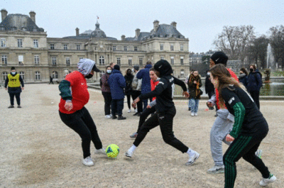 Des femmes jouant au football en pleine rue en France