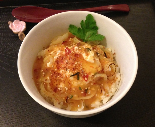 Donburi parfumé ave oeuf poché et oignons sautés en sauce aigre-douce au jus d’ananas