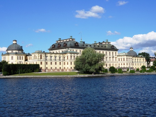 Arrivée en bâteau au château royal de Drottningholm en Suède (photos)