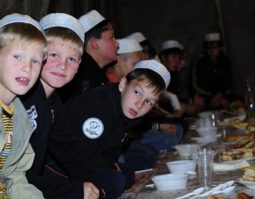 RUSSIE Ramadan : jeunes russes slaves ou sarmates musulmans district Saratov...