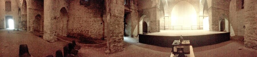 Installation dans l'abbatiale