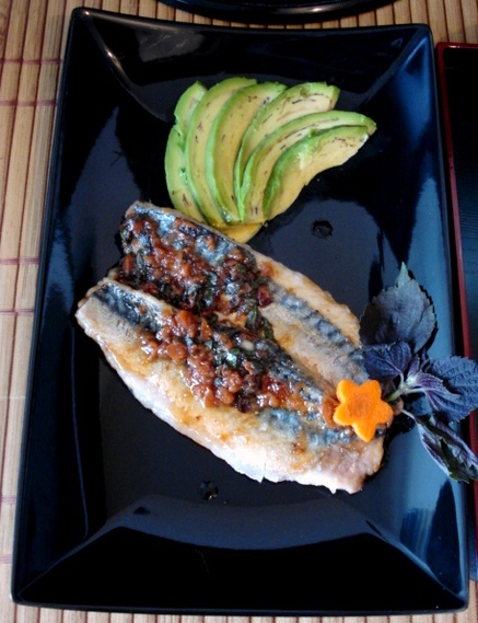 UME-SHISO SABA NO KABAYAKI (ウメ シソ サバ ノ カバヤキ) - Maquereau grillé, caramélisé en sauce douce avec Umeboshi & Shiso