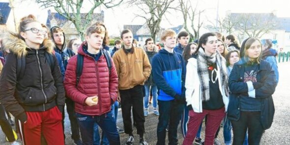 Les élèves grévistes sont restés toute la journée de lundi devant le lycée Jean-Marie-Le Bris.