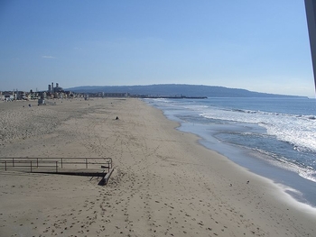 800px-Hermosa_beach_in_winter_looking_south