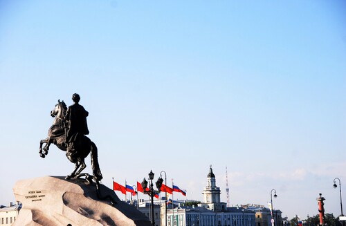 Autour de la Place du sénat, avec la statue de Pierre le Grand, à Saint Petersbourg (Russie)