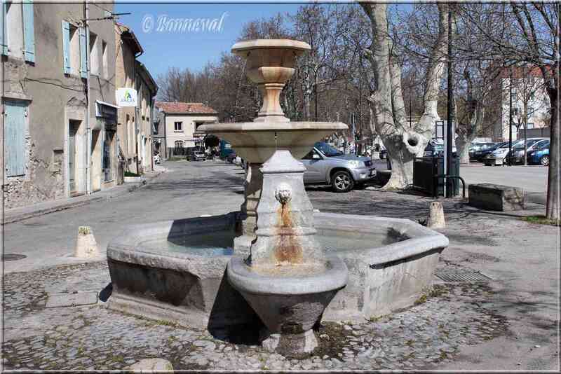 Fontaine du Cours de la République Pernes-les-Fontaines Vaucluse