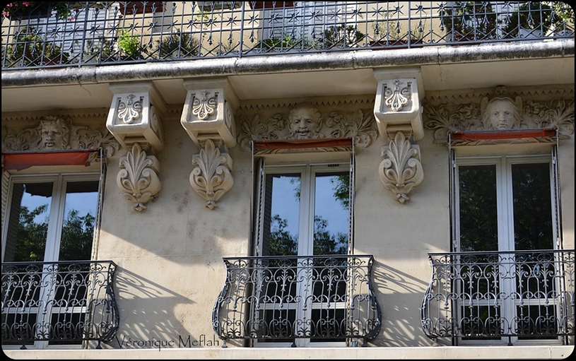 Paris 7ème : Cariatides et macarons au 148 rue de Grenelle