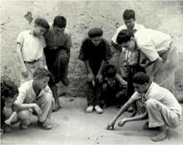 Jeunes marocains jouant aux billes (photographie ancienne). 