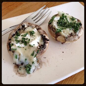 Champignons de Paris farcis au chèvre & persil.