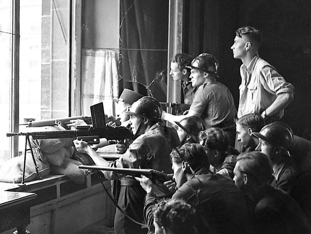 Combattants FFI ripostant à une attaque Allemande. Cliché du 22 août 1944. Photo Serge de Sazo.