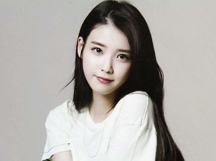 IU....  아이유, c'est son nom ;ça veut dire I & You, "moi et toi"