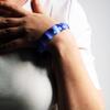 Bracelet bleu en perle de verre carrées aplaties 5€