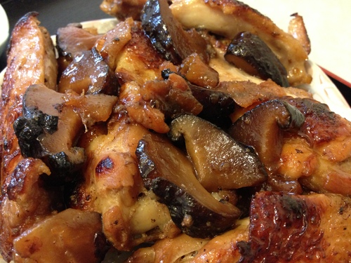 DEBASAKI TO SHIITAKE DONABE (手羽先とシイタケの土鍋) – Marmite d’ailes de poulet braisées en sauce douce aux Shiitake et gingembre