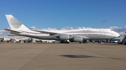 Un Boeing 747-8 se pose à Nantes..
