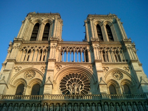 NOTRE-DAME DE PARIS .