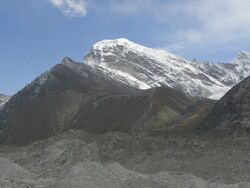 Sommets et moraine au bord du glacier Ngozumba lors de la traversée entre Gokyo (4790m) et Dragnag (4700m)