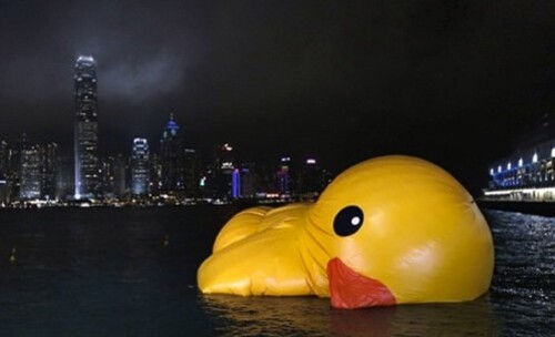 Un canard en plastique géant dans la baie de Hong Kong