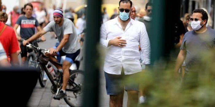 Alexandre Benalla incognito derrière son masque à Saint-Tropez