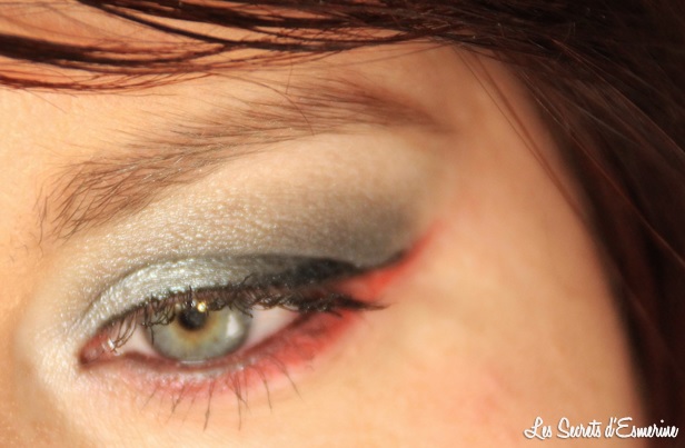 maquillage des yeux gris rouge