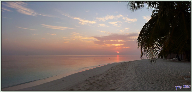 La deuxième journée à Thudufushi commence par un lever de soleil tout en splendeur - Atoll d'Ari - Maldives 