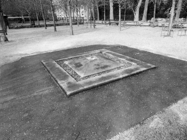 La stèle des sept fusillés du jardin du Luxembourg 