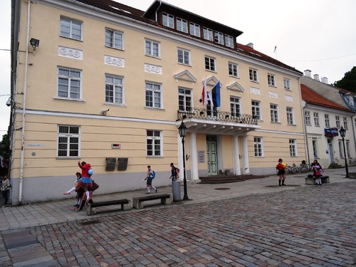 Tartu, seconde ville d'Estonie: autour de la mairie et de son "baiser" (photos)