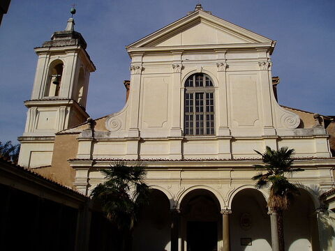 Clocher (XVIIe siècle) et façade (XVIIIe siècle).