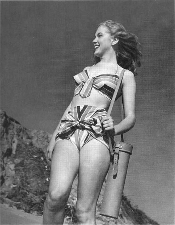 Norma Jeane en bikini rayé en 1946 sur une plage en Californie