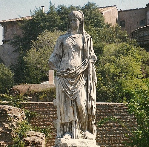 Une grande Vestale (Maison des Vestales le Forum Rome)