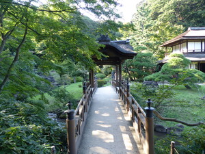 Pont et bâtiment du Sankei-en