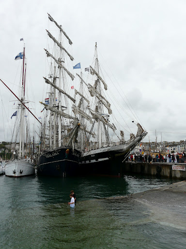 deux très grands voiliers, le Thalassa et le Belem