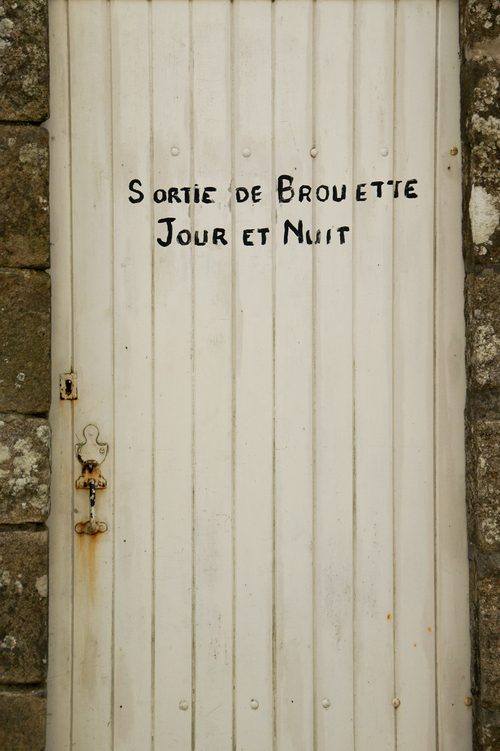 Amusante mais bien réelle car un droit de brouette est une servitude de passage. 